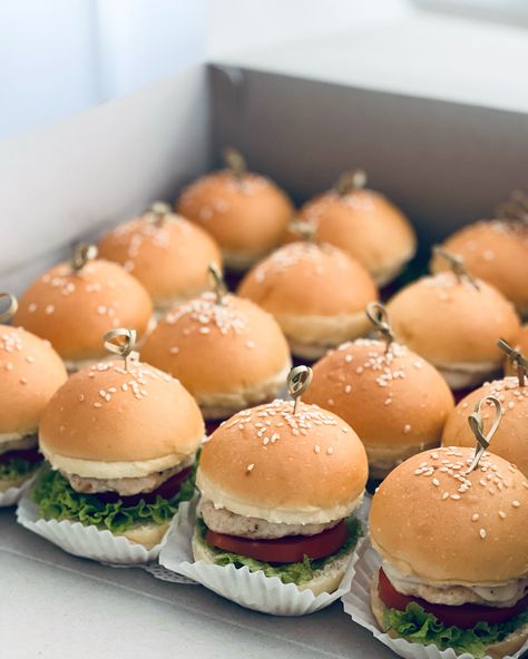 Mini Burgers Party, Slider Burgers, Birthday 28, Bakery Business Plan, Burger Party, Mini Hamburgers, Mini Burger, Burger Sliders, Party Food Buffet