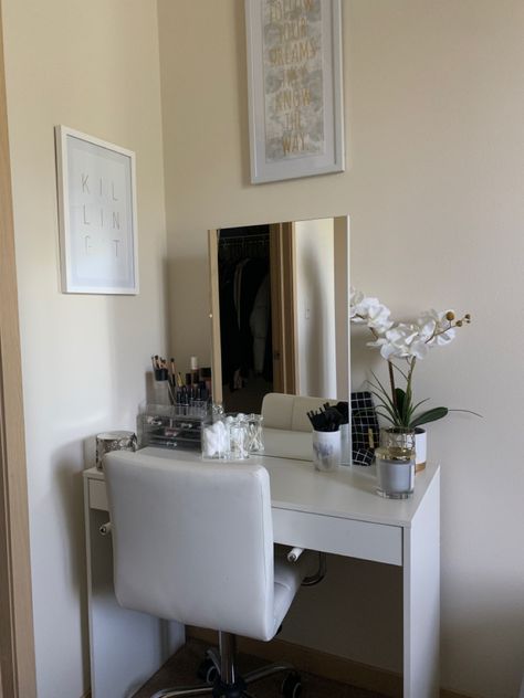 Small makeup vanity decor Small Vanity Set Up, Small Vanity Decor, Small Makeup Area, Small Makeup Desk, Corner Vanity Ideas, Vanity Area In Bedroom, Small Room Vanity, Small Vanity Ideas, Small Vanity Ideas Bedroom