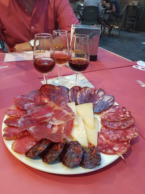 Wine And Tapas Bar, Seville Food, Iberian Ham, Eating Photography, Manchego Cheese, Spain Food, Charcuterie Recipes, Pub Food, Tapas Bar