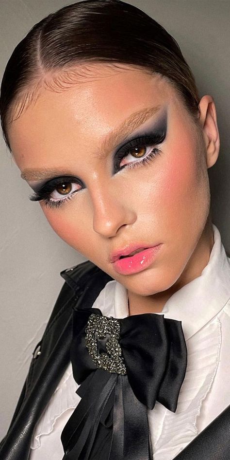 makeup looks 2022, trend makeup ideas, trending makeup looks 2022, 2022 eyeliner trends, bridal makeup trends 2022, natural makeup looks 2022, winter makeup trends 2022, makeup trends autumn 2022, makeup ideas 2022, euphoria makeup 2022, colorful makeup ideas Cat Eye Eyeliner Tutorial, Liquid Eyeliner Tutorial, Oscars Makeup, Eyeliner Tutorials, Eyeliner Trends, Retro Makeup Looks, Eyeliner Guide, Makeup 2022, Dramatic Eyeliner