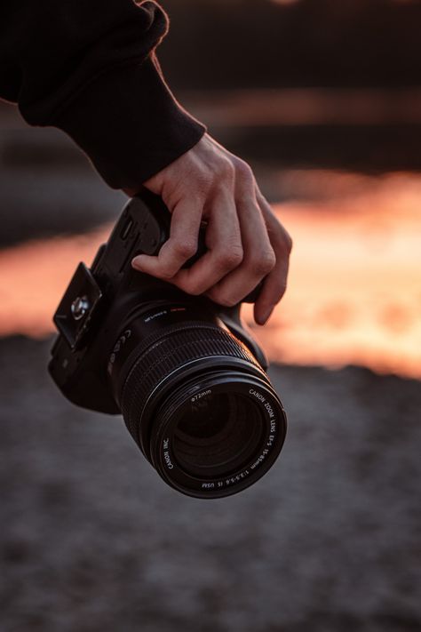 Thanks to @JoachimPressl for making this photo available freely on @unsplash 🎁 Canon Eos 90d, Photographer Self Portrait, Camera Images, Camera Wallpaper, Camera Pictures, Photography Student, Photographer Camera, Photos Hd, Canon Camera