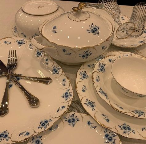 Aesthetic Dinnerware, Porcelain Aesthetic, Aesthetic Dishes, Dishes Aesthetic, Cute Dishes, Kitchen Decor Collections, Crockery Design, Floral China, Vintage Crockery