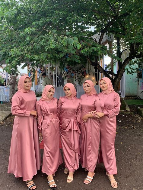 #idekebaya#bridesmaid#kebayamodern Braidsmaid Hijab Style, Bridesmaid Dresses Hijab, Braidsmaid Dresses, Ootd Hijab Casual, Hijab Wedding, Simple Hijab, Outfit Hijab, Review Produk, Satin Dresses