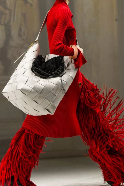 Runway 2020, Minimalist Wardrobe Essentials, 80 Fashion, Fringe Fashion, W Magazine, Autumn Street Style, Over The Top, Design Fashion, Shades Of Red