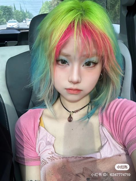 Blacklight Hair Dye, Colored Pixie Haircut, Cute Hair Dye Inspiration, Fun Haircolor Ideas, Candyland Hairstyles, Two Color Dyed Hair, Cute Hair Short, Bangs Color, Kawaii Hair Color Ideas