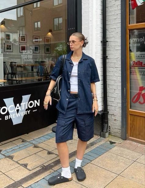 Denim cargo knee-length pants with matching denim shirt Streetwear Inspo, Fits Inspo, Denim Cargo, Streetwear Summer, Streetwear Fashion Women, Cute Simple Outfits, Streetwear Outfit, Retro Outfits, Spring Summer Outfits