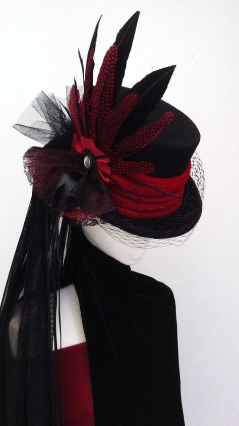 Red Velvet Band, Steampunk Mode, Gothic Fashion Victorian, Black Red Wedding, Mode Steampunk, Mad Hatter Hat, Steampunk Dress, Victorian Hats, Steampunk Hat