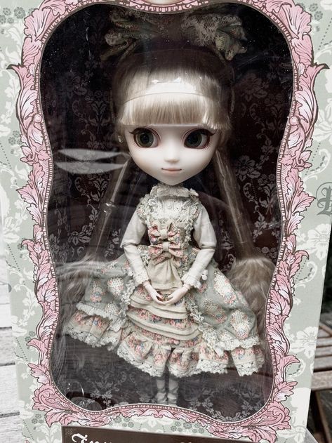 Victoria Beckham Outfits, Living Dead Dolls, Doll Aesthetic, Pullip Dolls, Gothic Dolls, Victorian Dolls, Monster High Dolls, Doll Parts, Pretty Dolls