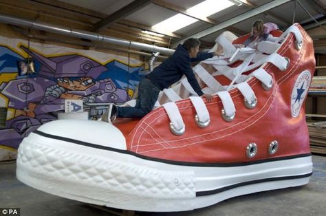 Converse Tennis Shoes, Diy Sneakers, Red Converse, Guinness World Records, Sneaker Art, Shoes Too Big, World Records, Converse Chuck Taylor All Star, Converse High Tops