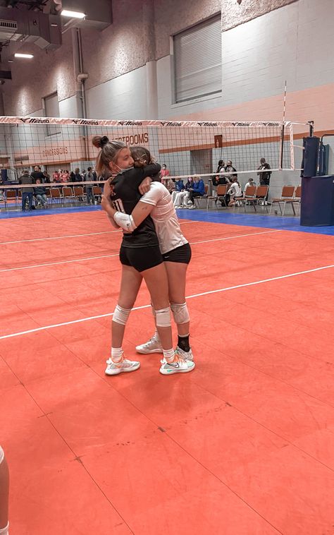 Volleyball Bsf Pics, Volleyball Pictures Poses 2 People, Volleyball Besties, Volleyball Pics, Volleyball Aesthetic, Volleyball Team Pictures, Volleyball Life, Volleyball Girl, Volleyball Wallpaper