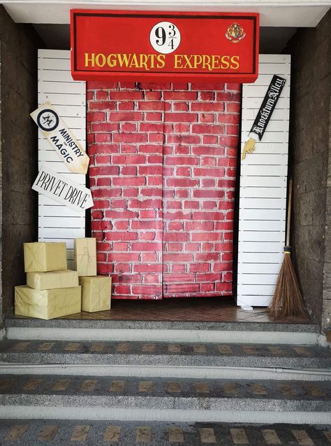 Harry Potter Party Photo Booth, Diagon Alley Party, Harry Potter Viewing Party, Harry Potter Backdrop Party Ideas, Hogwarts Decorations, Harry Potter Decorations Diy, Halloween Hogwarts, Hogwarts Themed Party, Hogwarts Halloween