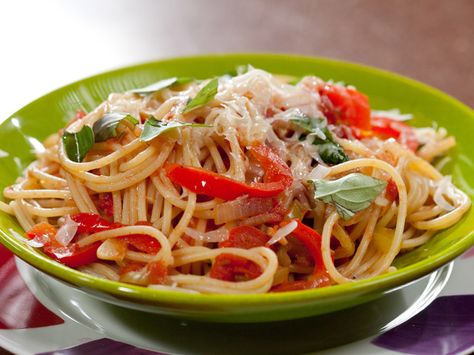 Three-Pepper and Onion Spaghetti Onion Spaghetti, Red Bell Pepper Recipes, Creamy Spaghetti, Rachael Ray Recipes, Cooked Pasta, Spaghetti Recipe, Rachel Ray, Fettuccine Alfredo, Vegetarian Dinners