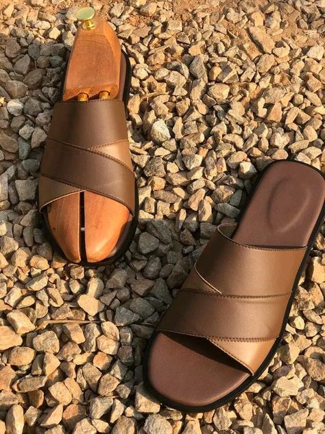 Palm Slippers, Handmade Footwear, Male Footwear, Shoe Advertising, Mens Sandals Fashion, Party Wears, Leather Slippers For Men, Shoe Makeover, Male Shoes