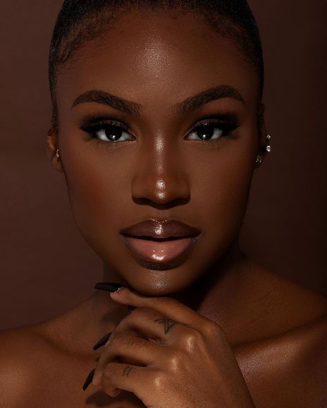 Makeup Looks For Black Women Prom, Makeup Looks Dark Skin, Natural Prom Makeup For Brown Eyes, Makeup Look For Brown Eyes, Collab Photoshoot, Nighttime Makeup, Dark Skin Black Women, Prom Makeup For Brown Eyes, Marine Deleeuw