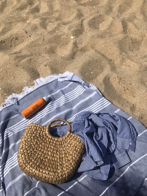 Beach Towel Aesthetic, Nature Queen, Water Vacation, Perfect Beach Day, How To Look Expensive, Sea Bags, Straw Hat Beach, Vacation Aesthetic, Best Swimwear