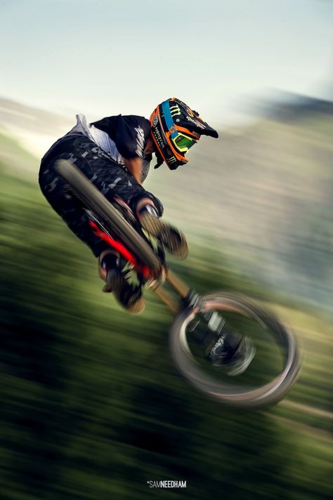 Freeride Mtb, Mountain Biking Photography, Mountain Bike Action, Bike Hacks, Mountain Bike Art, Wow Photo, Downhill Mountain Biking, Downhill Bike, Bike Photography