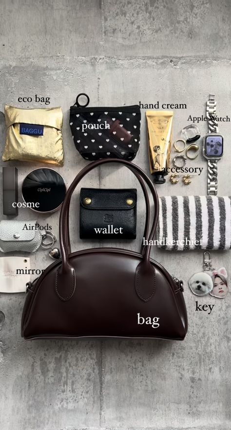 Minimalist Bag Essentials, Minimalist Essentials, Everyday Bag Essentials, Ethereal Jewelry, What's In My Purse, School Bag Essentials, Inside My Bag, Purse Essentials, Handbag Essentials