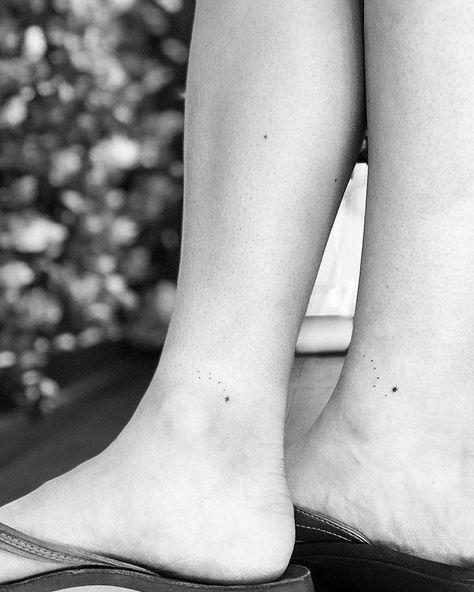 Matching big and little dipper tattoos. Big And Little Dipper Tattoos, Tato Mini, Little Dipper Tattoo, Micro Tattoo Ideas, Big Dipper Tattoo, Dipper Tattoo, Micro Tattoo, Diy Tattoo Permanent, Matching Best Friend Tattoos