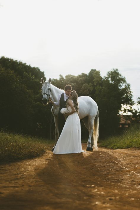 White Horse Wedding Photos, Pre Wedding With Horse, Horse Wedding Photography, Horses Wedding Photography, Wedding Entrance On Horse, Wedding Photoshoot With Horse, Horse Riding Wedding, Wedding Photos Horses, Bride Horse Photography