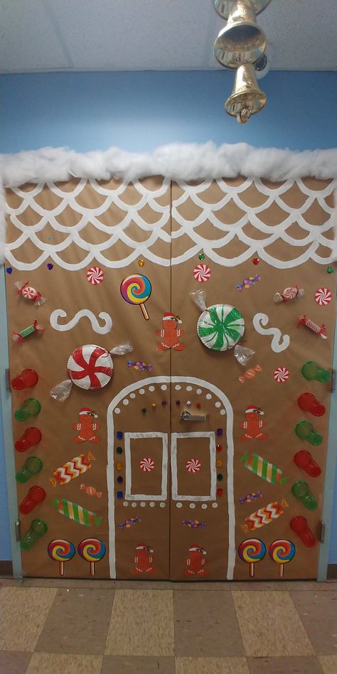 Gingerbread House with brown paper Brown Paper Gingerbread House, Gingerbread House Wall Decorations, Gingerbread House Hallway, Gingerbread House Bulletin Board Ideas, Gingerbread House Bulletin Board, Gingerbread Man Bulletin Board, Paper Gingerbread House, Bulletin Board Sayings, Gingerbread House Craft