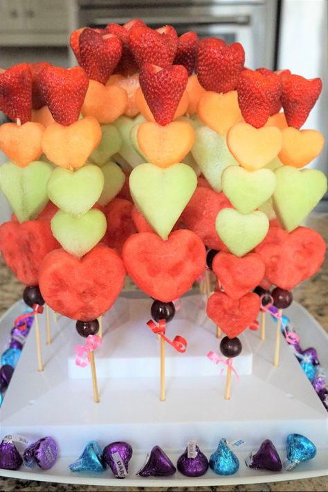 Galentines 2023, Heart Themed Birthday, Brunch Wedding Food, Valentines Dyi, Fruit Kebabs, Heart Fruit, Birthday Dessert, Plate Decoration, Fruit Skewers