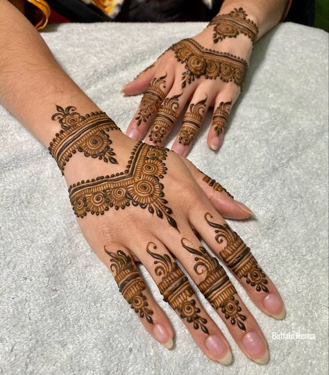 Mehndi Desgine Back Hand, New Mehendi Trends, Bank Hand Mehndi Designs, Mehendi Front And Back Design, Asethic Mehndi Designs Simple, Simple Party Henna Designs, Mehendi Designs For Hands Modern, Heena Design Modern Front Hand Designs, Mehendi Designs For Hands Latest