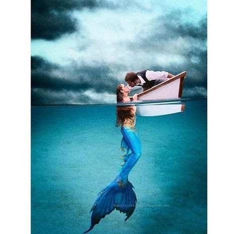 Mermaid in the sea... The man in the boat. So many possible endings Mermaids Kissing, Mermaid Artwork, 동화 삽화, Fantasy Mermaids, Real Mermaids, Mermaid Pictures, Mermaid Dreams, Mermaids And Mermen, Mermaid Life