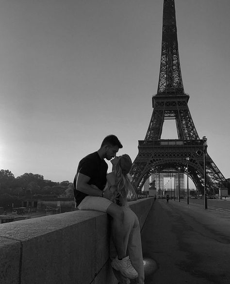 Paris Photo Ideas Couple, Disneyland Paris Photography, Eiffel Tower Picture Ideas, Paris Picture Ideas, Outfits Europa, Paris Couple Pictures, Eiffel Tower Pictures, Paris Engagement Photos, Rome Trip