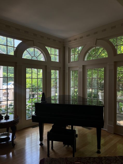 grand piano, house goals, sun room, windows Grand Pianos In Living Room, Piano In Sunroom, Grand Piano In Living Room, Piano Sunroom, Piano In House, Home With Big Windows, Grand Piano Aesthetic, Big Window House, Big House Windows