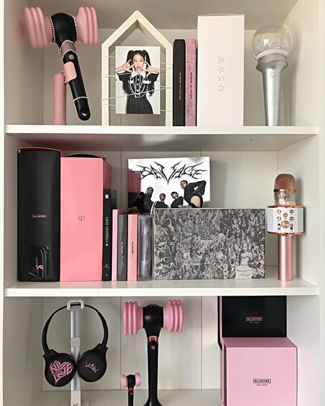 Blackpink Bedroom Decor, Blackpink Shelf Ideas, Blackpink Merch Aesthetic, Blackpink Shelf, Blackpink Bedroom, Blackpink Room, Kpop Albums Shelf, Inspiration Vision Board, Kpop Shelf