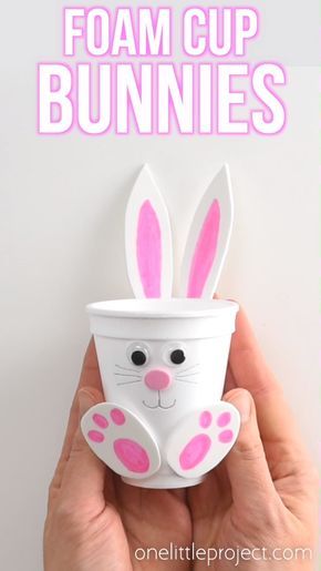 These foam cup bunnies are SO CUTE! I love how easy they are to make with simple craft supplies! Fill them with candy, chocolate eggs, pencil crayons, or even small toys. They take less than 10 minutes and make an awesome Easter treat idea! Make them as a decoration for the Easter table, or give them away as small Easter gifts. This is such a fun Easter craft for kids! Påskeaktiviteter For Barn, Small Easter Gifts, How To Make Foam, Dixie Cups, Kraf Kertas, Fun Easter Crafts, Craft Foam, Easy Easter Crafts, Easter Bunny Crafts