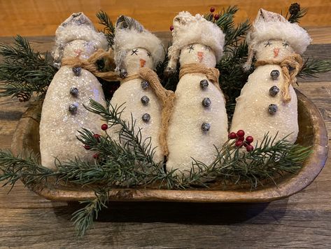 Primitive Snowmen Patterns, Crafty Decorator, Decorating With Snowmen, Primitive Christmas Crafts, Diy Snowman Decorations, Diy Snowman Ornaments, Christmas Booth, Snowman Crafts Diy, Welcoming Home