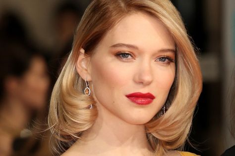 How to look like Bond girl Léa Seydoux James Bond Hairstyles Women, Lea Seydoux James Bond Outfits, James Bond Portrait, Lea Seydoux James Bond Dress, Bond Babe, Lea Seydoux, James Bond Girls, Bond Girls, Beauty Tips For Skin