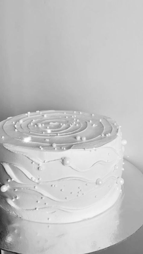 Backdrop For Cake Photography, Simple Wedding Cake Simple Wedding Cake Small One Tier, Birthday Cake White And Silver, Minimal Floral Cake, White Cake Ideas Birthdays, White Birthday Cake Design, White Birthday Ideas, Simple White Cake Design, Minimalist White Cake