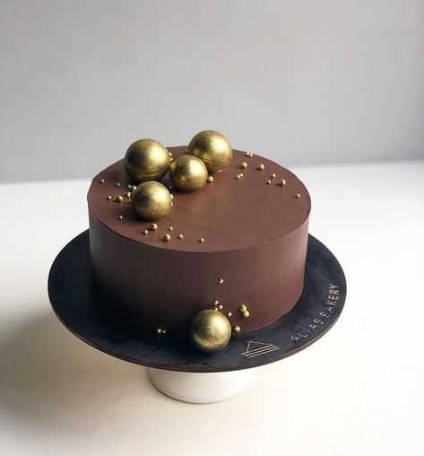 Chocolate Truffle Cake Designs, Golden Birthday Cakes, Cake For Boyfriend, Chocolate Truffle Cake, Chocolate Cake Designs, Cupcake Decorating Tips, Cake Cafe, Cake Decorating For Beginners, Food Chocolate