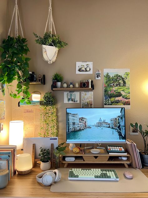 Cozy nature themed desk setup Office Desktop Decor, Cozy Work Desk Setup, Natural Pc Setup, Desktop Decoration Ideas, Cute Wfh Setup, Writer Setup, Glass Desk Setup, Alex Drawer Desk Setup, Dream Desk Aesthetic