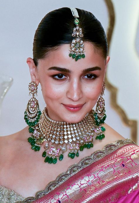 Alia Bhatt Wedding, Julia Fox, Indian Bride Makeup, Zari Saree, Neck Pieces Jewelry, Handmade Fabric Bags, Celebrity Casual Outfits, Indian Bride Outfits, Abstract Jewelry