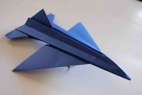 Como hacer un Avion de Papel que Vuela Mucho - Aviones de Papel - Origam... Paper Boat Origami, F15 Eagle, Origami Paper Plane, Origami Plane, Origami Airplane, Origami Toys, Make A Paper Airplane, Origami Lamp, Origami Decoration