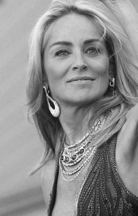 Judy Dench, Glamorous Women, Fall Family Photo Outfits, Sharon Tate, Sharon Stone, Family Photo Outfits, Great Women, Black And White Portraits, Elizabeth Taylor