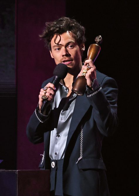 HSD on Twitter: "Harry accepting his award for Artist of the Year at the 2023 #BRITs  in London, England - February 11 https://t.co/tVUWVAppn3" / Twitter O2 Arena, Album Of The Year, Female Musicians, One Direction Harry, Brit Awards, Harry Styles Pictures, Mr Style, Harry Edward Styles, Edward Styles