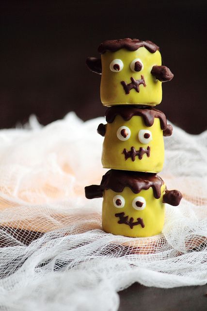 Frankenstein Marshmallow Pops ~ These are easy to make and even more fun to eat. Perfect as a Halloween treat, these little monsters can be placed on top of cakes, cupcakes, cookies, or left to speak for themselves Frankenstein Marshmallow, Fun Halloween Activities, Holiday Kids, Marshmallow Pops, Halloween Treat Bags, Halloween Treat, Halloween Recipes, Halloween Activities, Halloween Boo