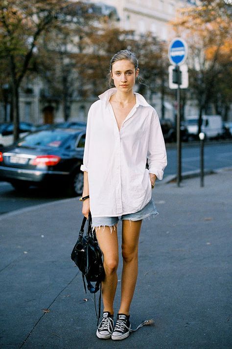 loose shirt Punk Mode, Shirts Outfit, Oversized White Shirt, Walking Down The Street, Simple Summer Outfits, Spring Look, Urban Street Style, Street Style Summer, Vanessa Bruno