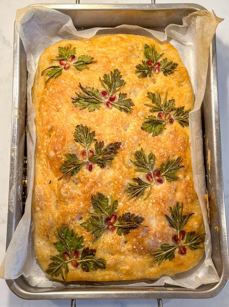 Christmas Focaccia: Same-Day Recipe with Easy Decoration Foccacia Bread Pretty, Focaccia Bread Christmas, Holiday Foccacia, Focaccia Christmas Tree, Christmas Sourdough Focaccia, Foccacia Bread Christmas, Foccacia Bread Christmas Art, Focaccia Decoration, Christmas Baking Ideas Bread