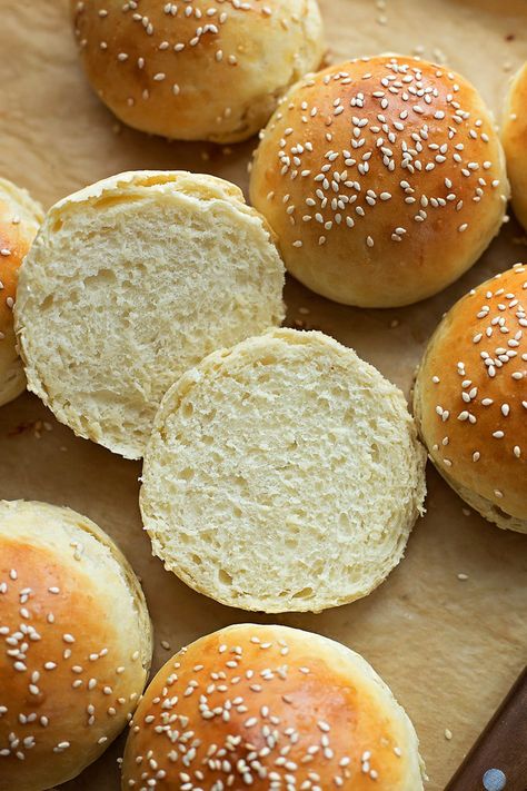 Hamburger Bun Recipe No Egg, Brioche Hamburger Buns, Homemade Burger Buns, Hamburger Bun Recipe, Homemade Brioche, Homemade Buns, Brioche Bun, Muffins Recipes, Homemade Hamburgers