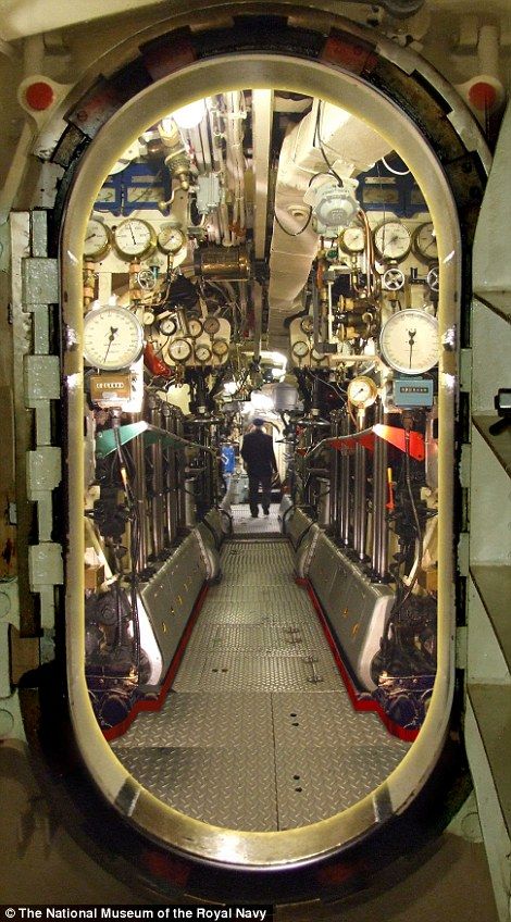 Submarine Pictures, Submarine Museum, Royal Navy Submarine, Navy Submarine, Us Navy Submarines, Marine Engineering, Sci Fi Environment, Merchant Marine, Inside Interiors