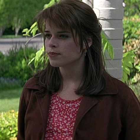 Sydney Prescott, Scream Outfits, Scream Cast, Scream Franchise, Neve Campbell, Horror Movie Icons, Scream Movie, Canadian Actresses, Movie Fashion