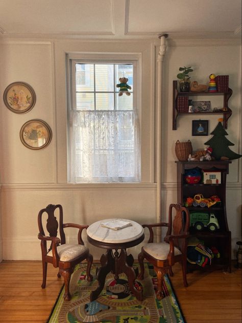 Vintage Childrens Room, Vintage Playroom Ideas, Antique Playroom, Toddler Play Corner, Playroom Vintage, Kids Playroom Table, Kids Desk Area, Daycare Room Design, Vintage Playroom