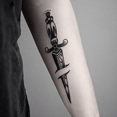 Traditional Dagger Tattoo, Knife Tattoo, Inspiration Tattoos, Dagger Tattoo, Tattoo Project, Trendy Tattoos, Forearm Tattoo, Piercing Tattoo, Tattoo Styles