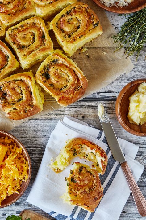 Recipe: Savoury Cheddar and Herb Breakfast Buns | savoury breakfast, breakfast buns, cinnamon bun alternatives, brunch party, weekend breakfast ideas, rolls, cheddar cheese, Parmesan cheese, brunch menu Weekend Breakfast Ideas, Yolk Recipes, Breakfast Buns, Savoury Breakfast, Breakfast Cheese, Healthy Breakfast On The Go, Cheese Buns, Breakfast Rolls, Breakfast Meals