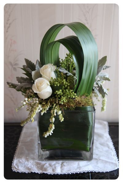 Ah, The Pretty Things Contemporary Flower Arrangements, Modern Floral Arrangements, Corporate Flowers, Creative Flower Arrangements, Flower Vase Arrangements, Square Vase, Flower Arrangements Simple, Church Flowers, Modern Flower Arrangements